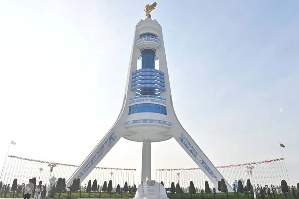 Serdar Berdimuhamedow türkmen halkyny Türkmenistanyň hemişelik Bitaraplygynyň 30 ýyllyk baýramy bilen gutlady