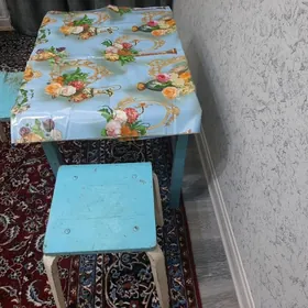 Столик и 2 табуретки