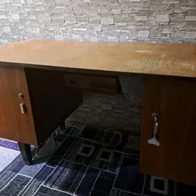 Письменный стол