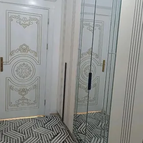 Продается  полу-эл. квартира