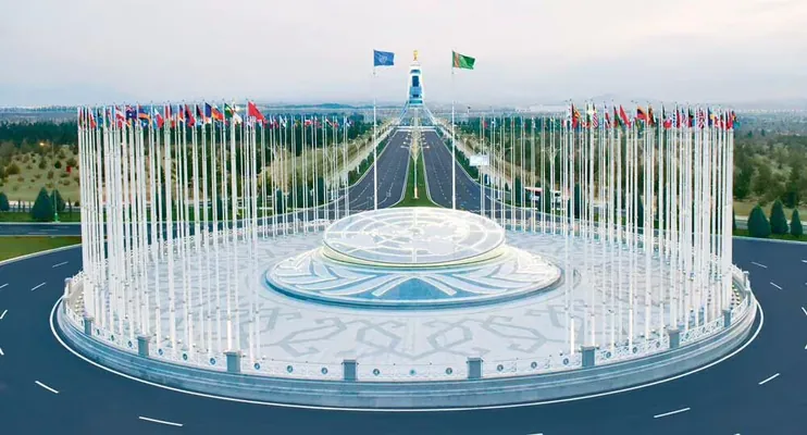 Президент Туркменистана наградил граждан медалью и знаком к 30-летию нейтралитета