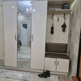 прихожая с камодом