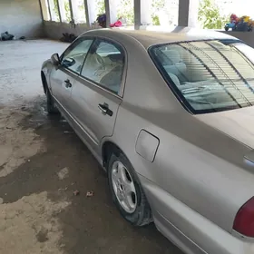 Mitsubishi Diamante 1996