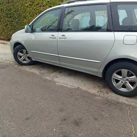 Toyota Sienna 2004