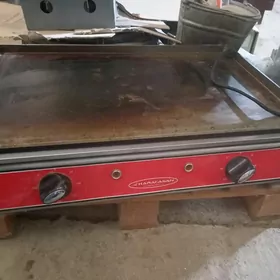 Steýk we katlet bişirýän