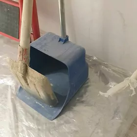 Строительный совок и лопата