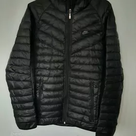 Kurtka Nike we ýensiz.