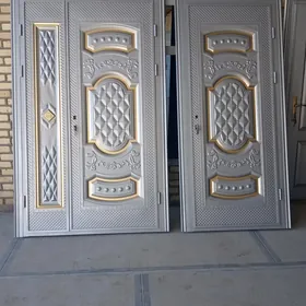 Dasky iki acylyan gapylar