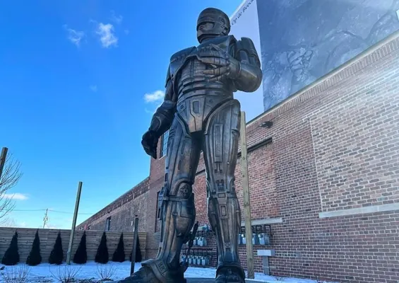 Detroýtda Robokopyň bürünç heýkeli açyldy