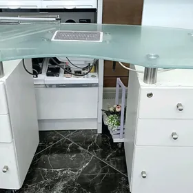 Маникюрный стол