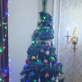 елка с игрушками