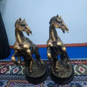 owadan atyň heýkeli