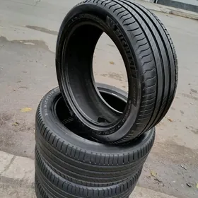 235 45 18 Michelin Teker