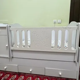 Detskiy transformer krowat