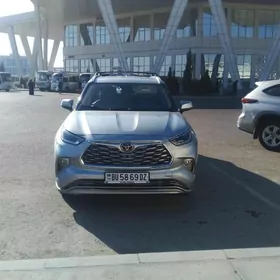 Toyota Highlander 2021