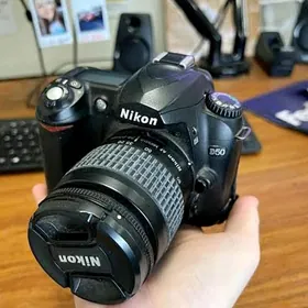 Nikon- D50