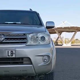 Toyota Fortuner 2010