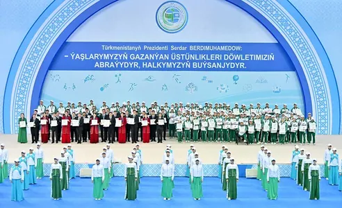 Türkmenistanyň Prezidenti halkara ders bäsleşiklerinde ýeňiji bolan okuwçylara we talyplara pul baýragyny berdi