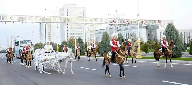 Türkmenistanda Täze ýyl Baş arçasynyň yşyklary ýakyldy