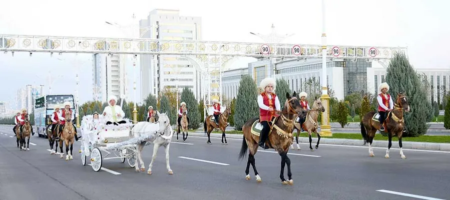 Türkmenistanda Täze ýyl Baş arçasynyň yşyklary ýakyldy
