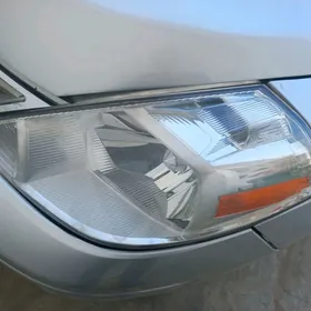 Nissan versa fara 2011