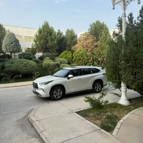 Toyota Highlander 2021
