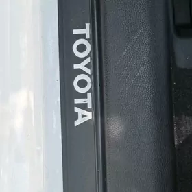 Накладки на пороги Тойота