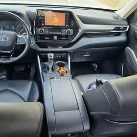 Toyota Highlander 2021