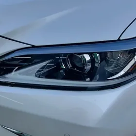 Lexus es fara  2025ý