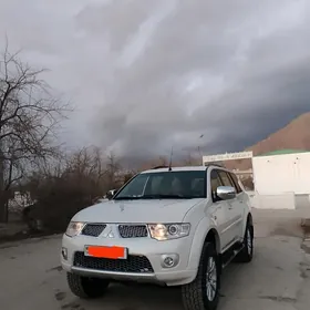 Mitsubishi Montero Sport 2013