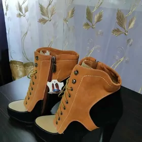 новые ботинки 38размер