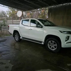 Mitsubishi L200 2021