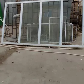 окно и решетка