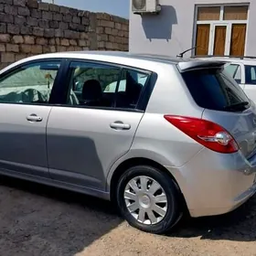 Nissan Tiida 2011