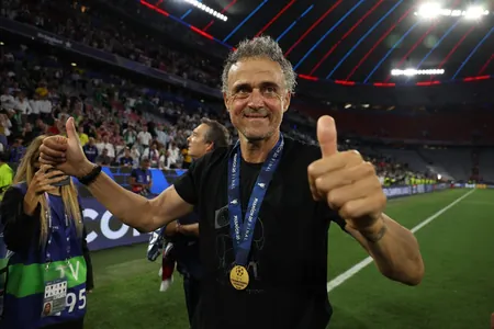 Луис Энрике признан лучшим тренером сезона по версии ФИФА