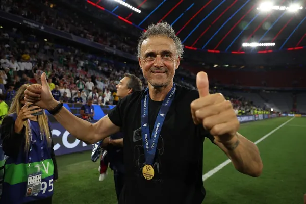 Луис Энрике признан лучшим тренером сезона по версии ФИФА