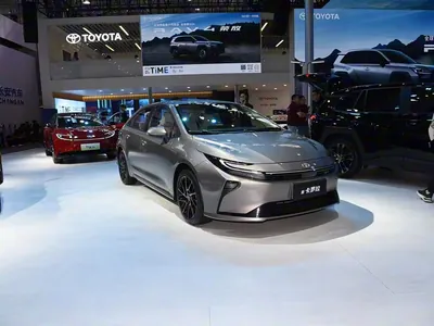 Täze Toyota Corolla hakyky suratlarda görkezildi: ol Camry-nyň stilinde dizaýna we täze salona eýe boldy