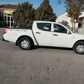 Mitsubishi L200 2012