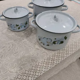 Набор кастрюль.