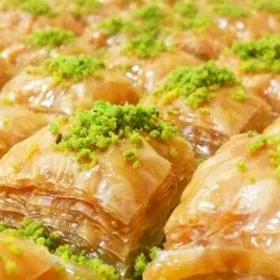 Baklava kömekçi