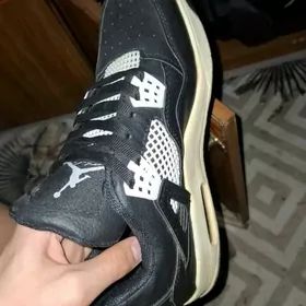AIR JORDAN 4