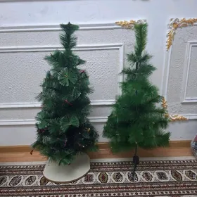 Юлка и игрушки и гирлянды