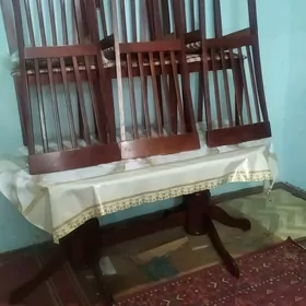 обеденный стол и стульями