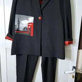 Костюмы женские