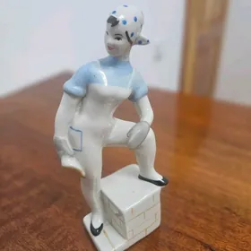 Статуэтка фарфоровая
