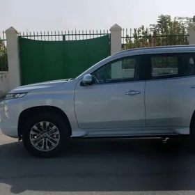 Mitsubishi Pajero 2020