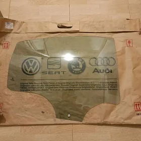 правое заднее дверное стекло