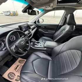 Toyota Highlander 2021