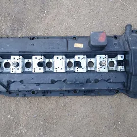 Клапанная крышка м54