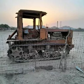 Gusulicny traktor DT-75 morda